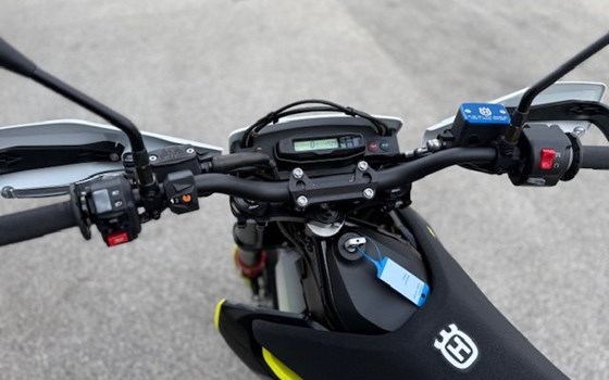 Gebrauchtmotorrad Husqvarna 701 Supermoto - Bild 5 Gebrauchtmotorrad Husqvarna 701 Supermoto - Bild 5