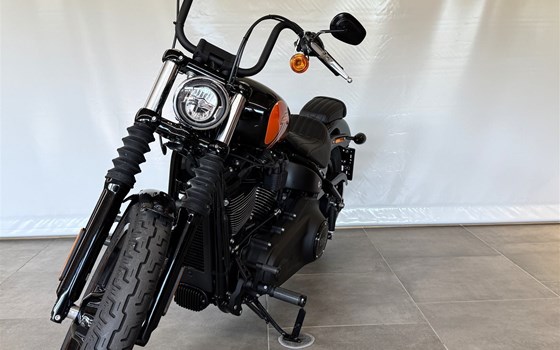 Gebrauchtmotorrad Harley-Davidson Softail Street Bob 114 FXBBS - Bild 4 Gebrauchtmotorrad Harley-Davidson Softail Street Bob 114 FXBBS - Bild 4