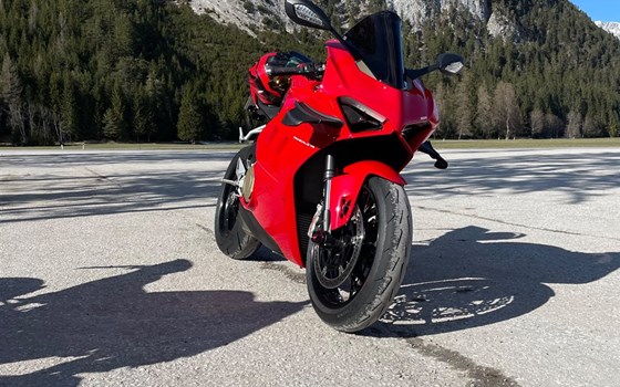 Gebrauchtmotorrad Ducati Panigale V4 - Bild 2 Gebrauchtmotorrad Ducati Panigale V4 - Bild 2