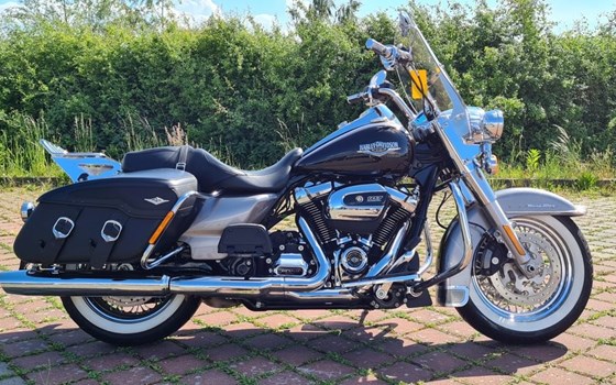 Gebrauchtmotorrad Harley-Davidson Road King Classic FLHRC - Bild 1