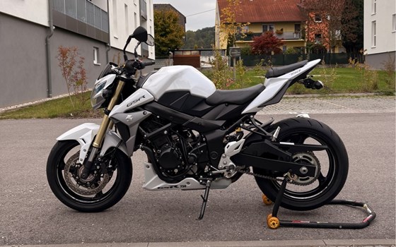 Gebrauchtmotorrad Suzuki GSR 750 - Bild 5 Gebrauchtmotorrad Suzuki GSR 750 - Bild 5