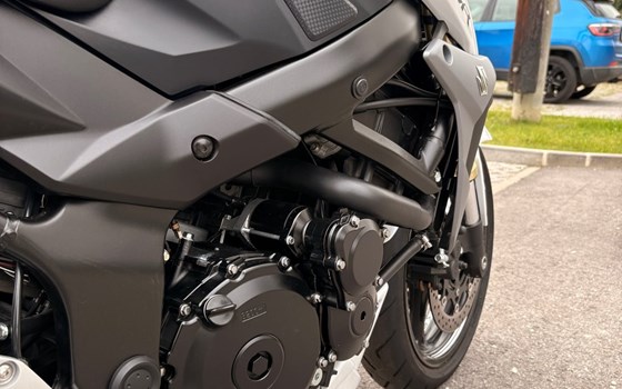 Gebrauchtmotorrad Suzuki GSR 750 - Bild 6 Gebrauchtmotorrad Suzuki GSR 750 - Bild 6