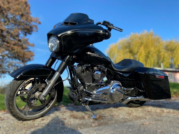 Gebrauchtmotorrad Harley-Davidson Street Glide FLHX