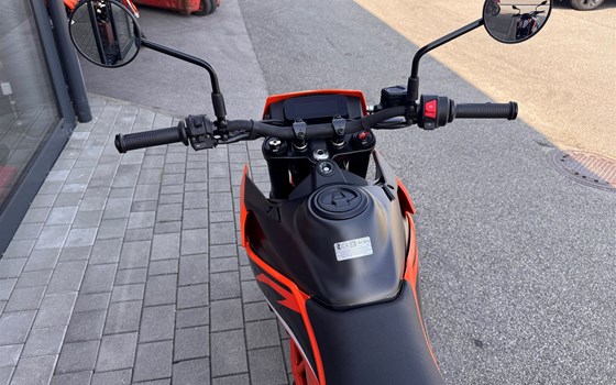 Neufahrzeug KTM 125 SMC R - Bild 6 Neufahrzeug KTM 125 SMC R - Bild 6