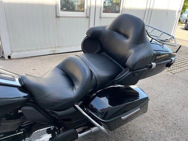 Harley-Davidson Road Glide Ultra (Vivid Black) - Bild 11