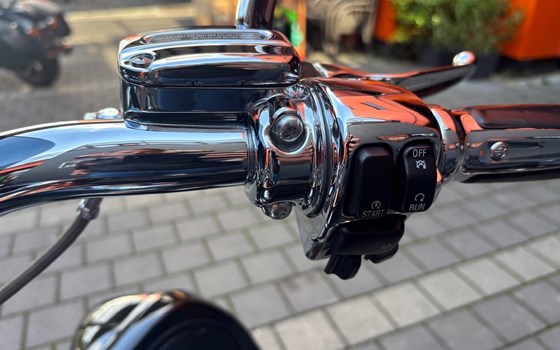 Gebrauchtmotorrad Harley-Davidson CVO Road King FLHRSE - Bild 10 Gebrauchtmotorrad Harley-Davidson CVO Road King FLHRSE - Bild 10