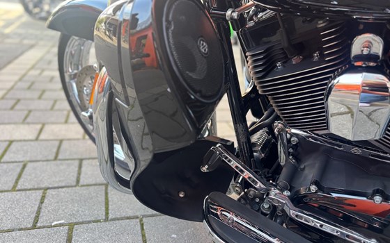 Gebrauchtmotorrad Harley-Davidson CVO Road King FLHRSE - Bild 11 Gebrauchtmotorrad Harley-Davidson CVO Road King FLHRSE - Bild 11