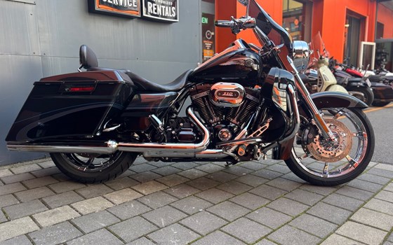 Gebrauchtmotorrad Harley-Davidson CVO Road King FLHRSE - Bild 2 Gebrauchtmotorrad Harley-Davidson CVO Road King FLHRSE - Bild 2