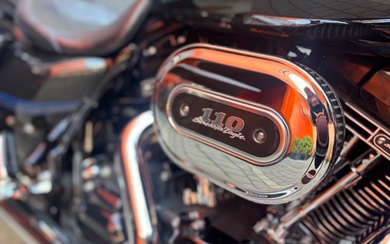 Gebrauchtmotorrad Harley-Davidson CVO Road King FLHRSE - Bild 5 Gebrauchtmotorrad Harley-Davidson CVO Road King FLHRSE - Bild 5