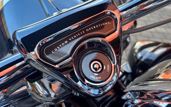 Gebrauchtmotorrad Harley-Davidson CVO Road King FLHRSE - Bild 9 Gebrauchtmotorrad Harley-Davidson CVO Road King FLHRSE - Bild 9