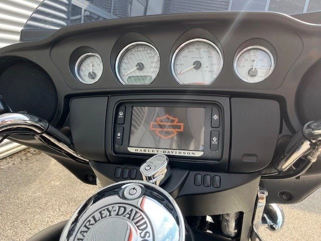 Harley-Davidson Touring Street Glide Special FLHXS (Black Denim & Red Stripes) - Bild 11