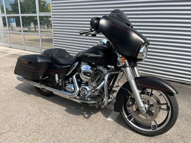 Harley-Davidson Touring Street Glide Special FLHXS (Black Denim & Red Stripes) - Bild 3