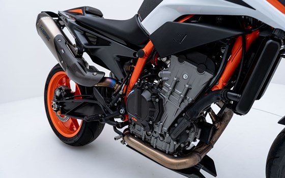 Motorrad Occasion KTM 890 Duke R - Bild 11