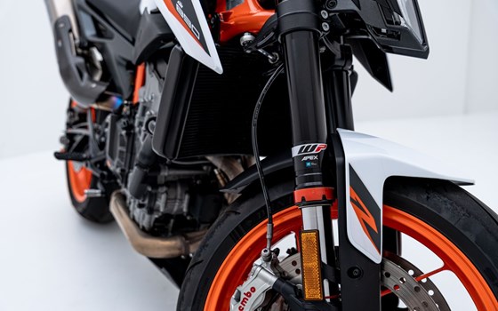 Motorrad Occasion KTM 890 Duke R - Bild 12