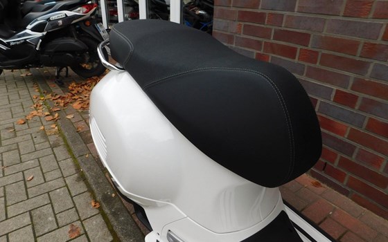 Neufahrzeug Vespa GTS 125ie Super Tech - Bild 11
