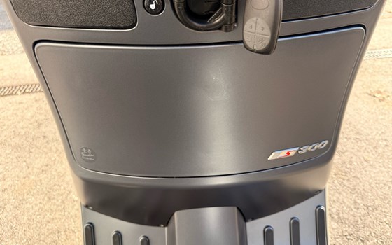 Gebrauchtmotorrad Vespa GTS 300 hpe - Bild 2