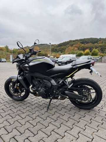 Yamaha MT-09 YAMT mit Kennzeichenträgerumbau und Dekorsatz