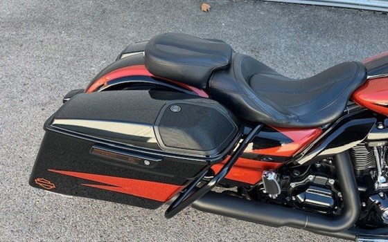 Gebrauchtmotorrad Harley-Davidson CVO Street Glide FLHXSE - Bild 6 Gebrauchtmotorrad Harley-Davidson CVO Street Glide FLHXSE - Bild 6