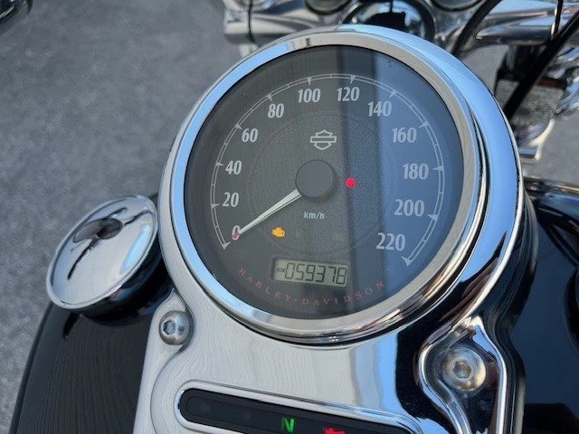 Harley-Davidson Dyna Super Glide Custom FXDC (Vivid Black) - Bild 13