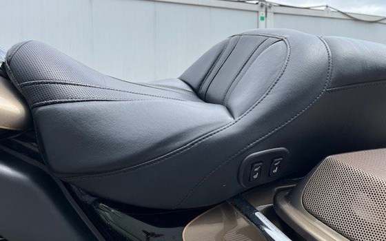 Gebrauchtmotorrad Harley-Davidson CVO Road Glide FLTRXSE - Bild 13 Gebrauchtmotorrad Harley-Davidson CVO Road Glide FLTRXSE - Bild 13