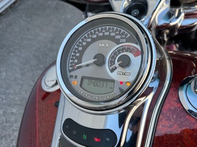 Harley-Davidson CVO Road King FLHRSE (Burgundy Blaze) - Bild 16