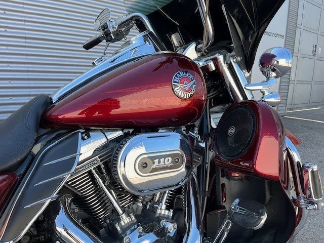 Harley-Davidson CVO Road King FLHRSE (Burgundy Blaze) - Bild 3
