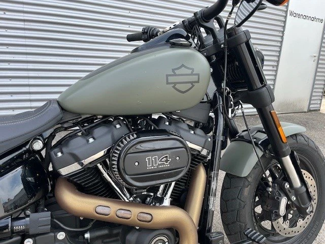 Harley-Davidson Softail Fat Bob 114 FXFBS (Deadwood Green Denim) - Bild 3