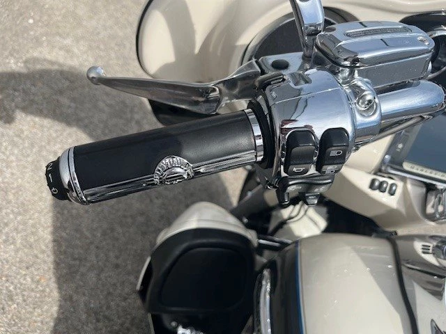 Harley-Davidson Electra Glide Ultra Classic FLHTCU (Birch White/Midnight Pearl) - Bild 11