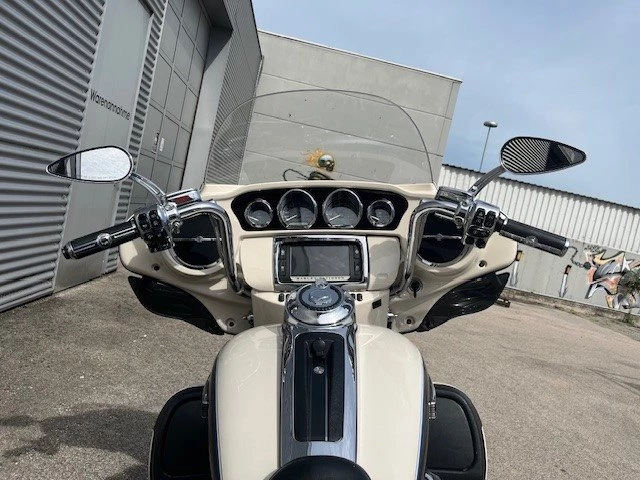 Harley-Davidson Electra Glide Ultra Classic FLHTCU (Birch White/Midnight Pearl) - Bild 12