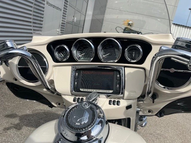 Harley-Davidson Electra Glide Ultra Classic FLHTCU (Birch White/Midnight Pearl) - Bild 13