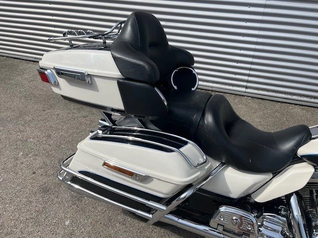 Harley-Davidson Electra Glide Ultra Classic FLHTCU (Birch White/Midnight Pearl) - Bild 5