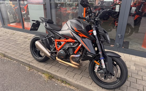 Gebrauchtmotorrad KTM 1390 Super Duke R EVO - Bild 1 Gebrauchtmotorrad KTM 1390 Super Duke R EVO - Bild 1