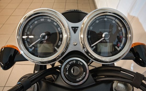 Gebrauchtmotorrad Triumph Bonneville T120 Black - Bild 12