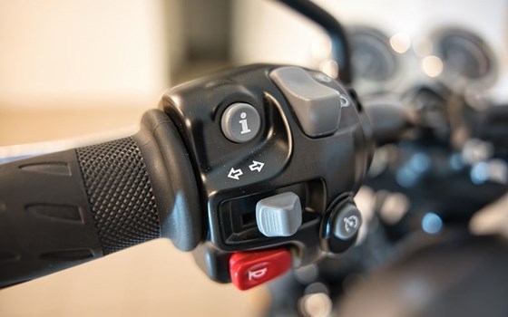 Gebrauchtmotorrad Triumph Bonneville T120 Black - Bild 13