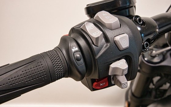 Gebrauchtmotorrad Triumph Rocket 3 Storm GT - Bild 11