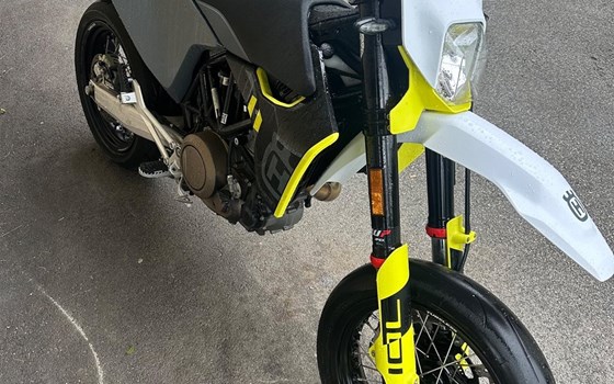 Gebrauchtmotorrad Husqvarna 701 Supermoto - Bild 2 Gebrauchtmotorrad Husqvarna 701 Supermoto - Bild 2