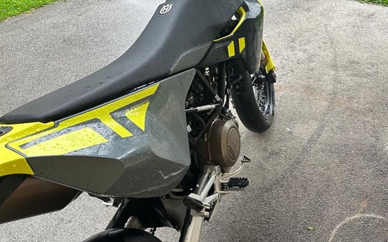 Gebrauchtmotorrad Husqvarna 701 Supermoto - Bild 3 Gebrauchtmotorrad Husqvarna 701 Supermoto - Bild 3