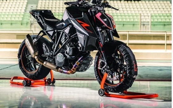 Gebrauchtmotorrad KTM 1290 Super Duke R - Bild 1 Gebrauchtmotorrad KTM 1290 Super Duke R - Bild 1