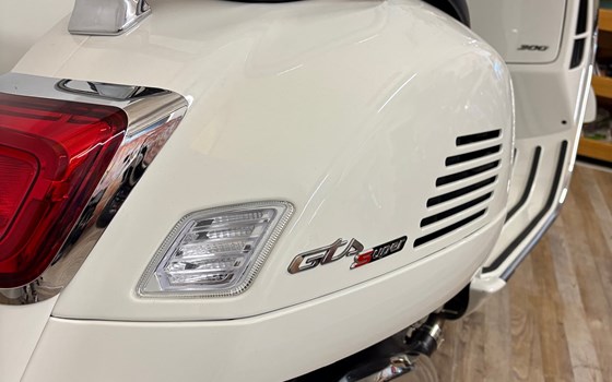 Neufahrzeug Vespa GTS 300 hpe Super - Bild 5 Neufahrzeug Vespa GTS 300 hpe Super - Bild 5
