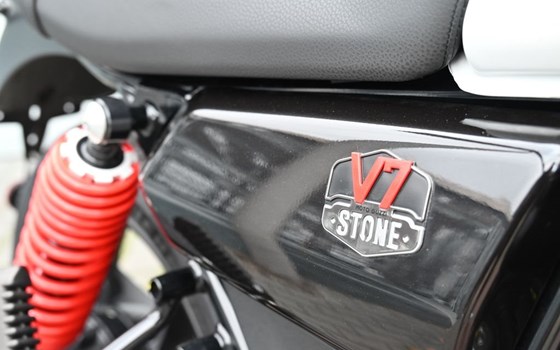 Gebrauchtmotorrad Moto Guzzi V7 Stone Ten - Bild 8