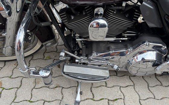 Gebrauchtmotorrad Harley-Davidson Road King Classic FLHRC - Bild 10 Gebrauchtmotorrad Harley-Davidson Road King Classic FLHRC - Bild 10