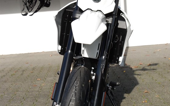 Neufahrzeug Suzuki DR-Z4SM - Bild 12