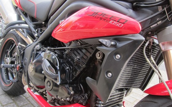 Gebrauchtmotorrad Triumph Speed Triple 1050 - Bild 12