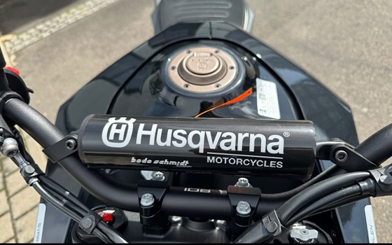 Neufahrzeug Husqvarna Svartpilen 801 L - Bild 13