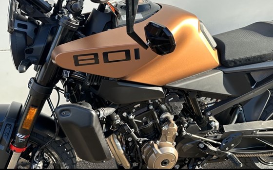 Neufahrzeug Husqvarna Svartpilen 801 L - Bild 3