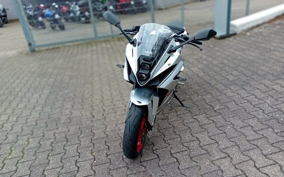 Gebrauchtmotorrad Suzuki GSX-8R - Bild 2