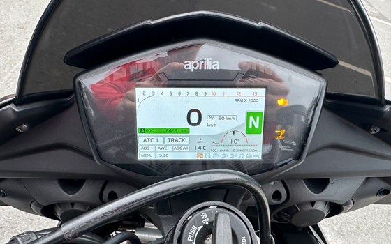 Gebrauchtmotorrad Aprilia Tuono V4 1100 Factory - Bild 12