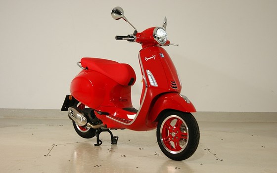 Neufahrzeug Vespa Primavera 125 RED - Bild 2 Neufahrzeug Vespa Primavera 125 RED - Bild 2