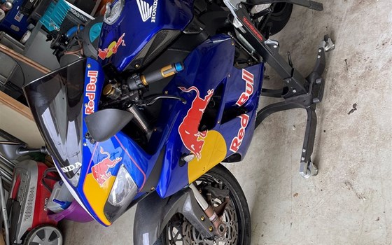 Gebrauchtmotorrad Honda CBR1000RR Fireblade - Bild 3 Gebrauchtmotorrad Honda CBR1000RR Fireblade - Bild 3