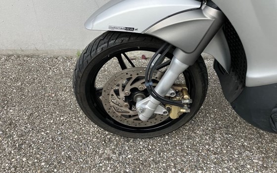 Gebrauchtmotorrad Piaggio Beverly 350ie Sport Touring - Bild 3 Gebrauchtmotorrad Piaggio Beverly 350ie Sport Touring - Bild 3